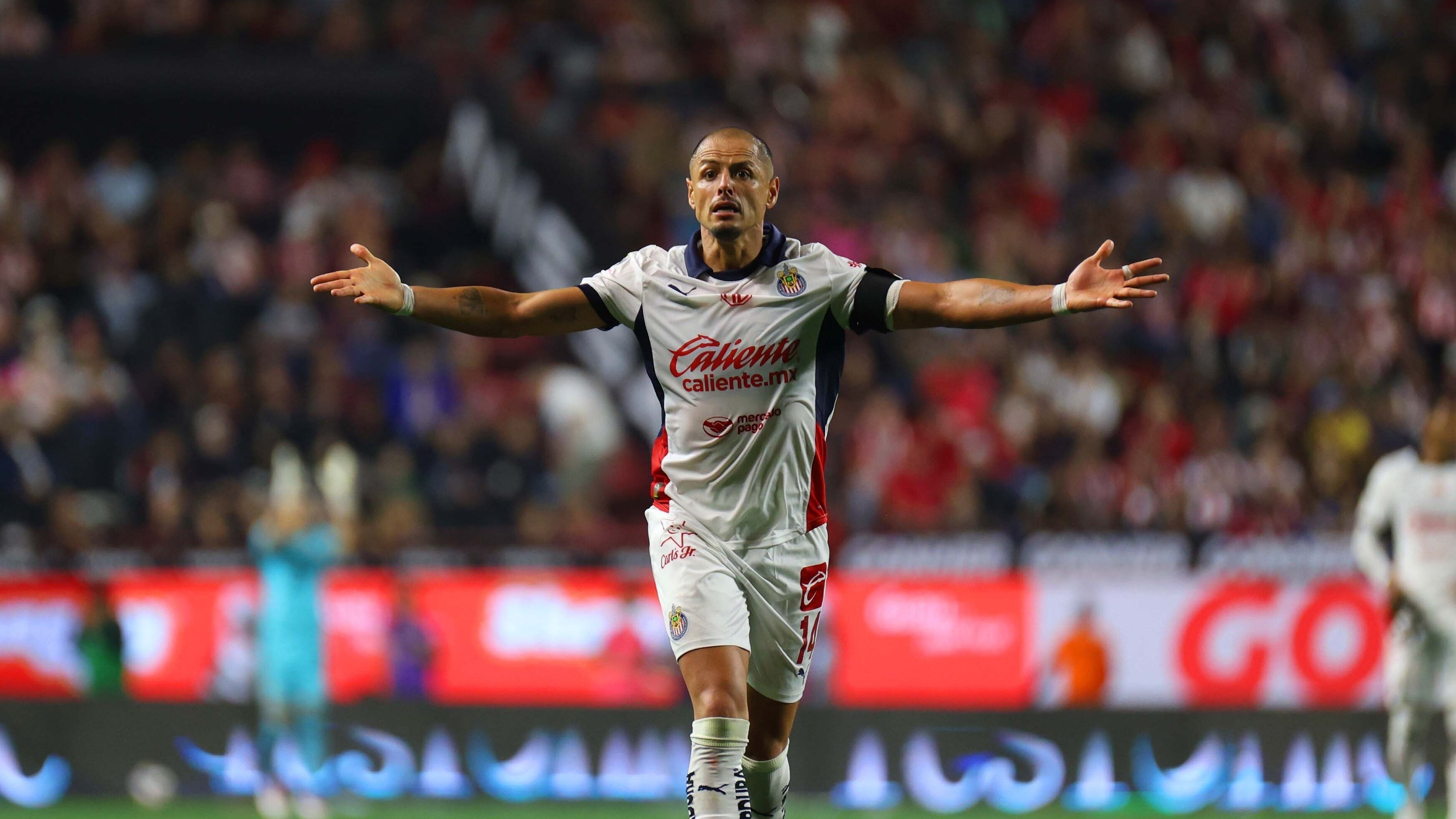 Chicharito manda mensaje a chivahermanos y de paso un dardo al arbitraje