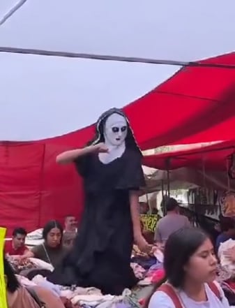 La monja de la paca bailando en tianguis de México