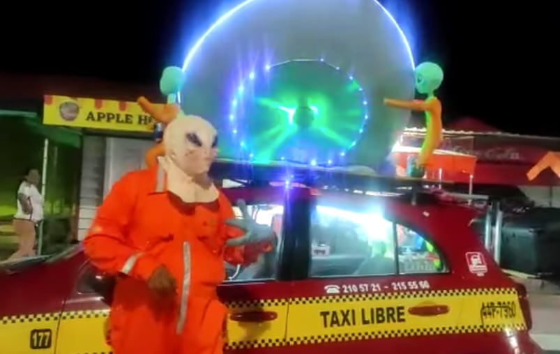 Taxista viaja con todo y OVNI