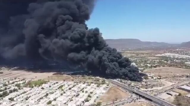 Incendio en Culiacán, Sinaloa, tras explosión de pipas