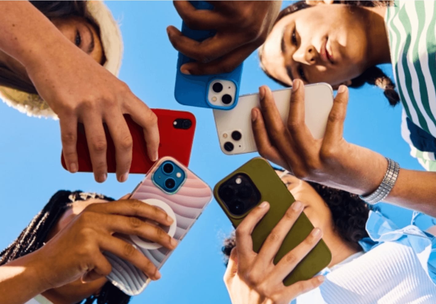 Jóvenes usando su celular