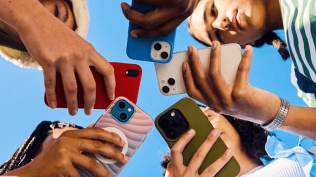 Jóvenes usando su celular