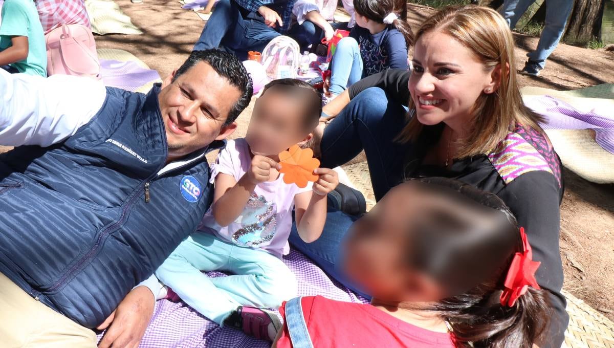Diego Sinhue Rodríguez Vallejo con su esposa e hijas