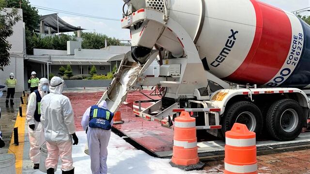 CEMEX brinda apoyo con sus camiones revolvedores para sanitizar el Hospital General de Xoco en la Alcaldía Benito Juárez en CDMX.  (24 de abril)
