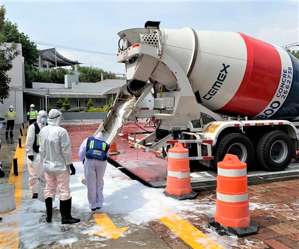 CEMEX brinda apoyo con sus camiones revolvedores para sanitizar el Hospital General de Xoco en la Alcaldía Benito Juárez en CDMX.  (24 de abril)