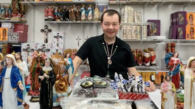 El padre Adam Kotas vendía agua, sal y aceite bendecido y exorcizado para alejar al diablo de tu casa