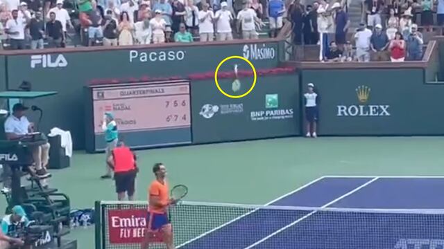 Kyrgios casi golpea al recogepelotas con su raqueta