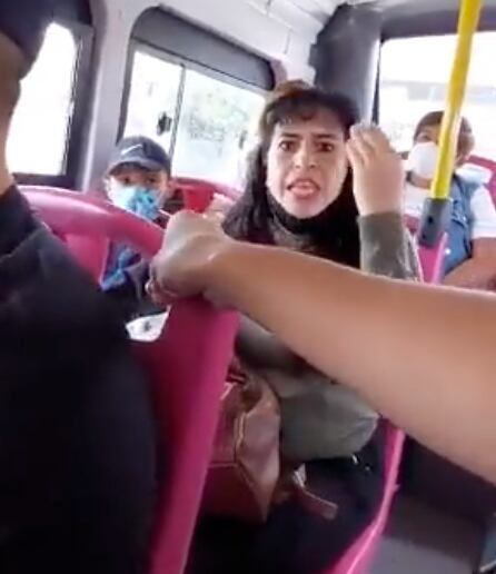 Señora pelea en el Metrobús
