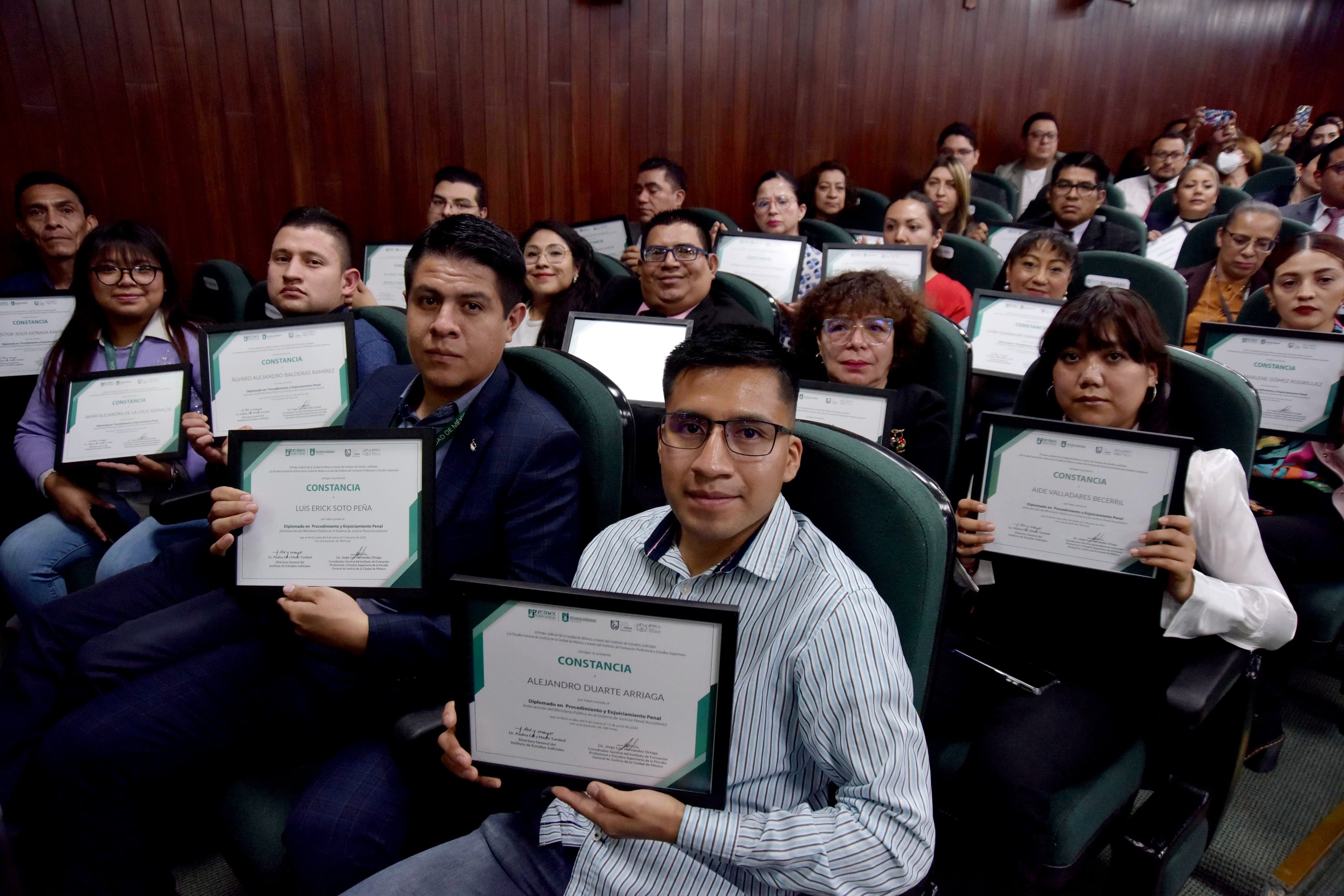Clara Brugada entrega constancias a agentes del MP