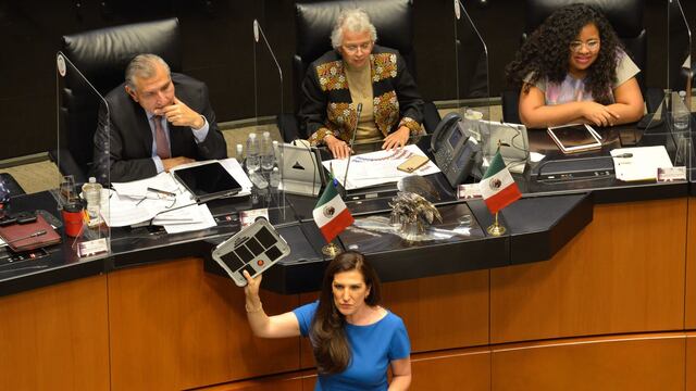 Kenia López Rabadán, senadora del PAN, le regaló un detector de mentiras a Adán Augusto López.