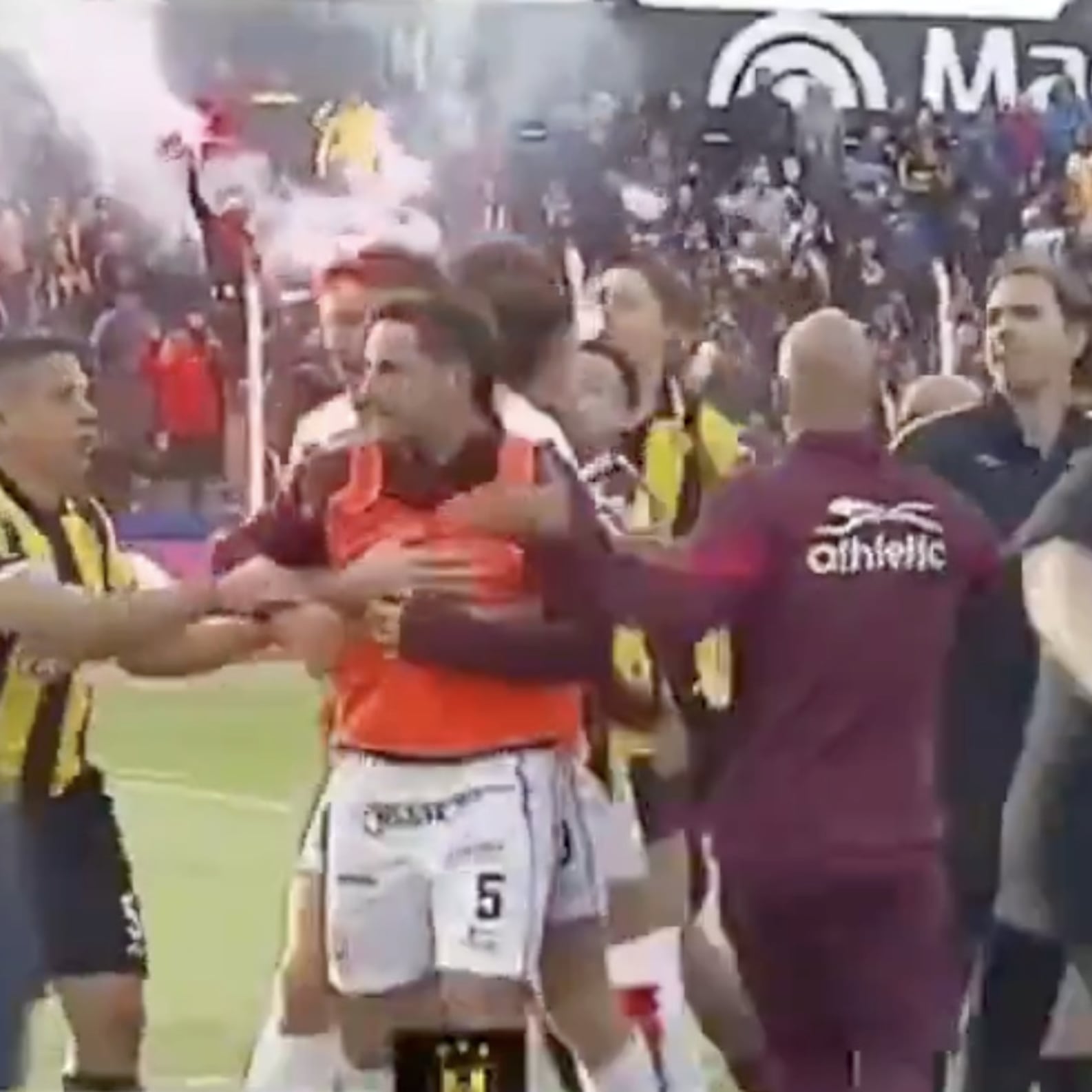 Nuevo escándalo en Argentina: Jugadores se agarraron a golpes con policías en pleno partido; acusan amaño