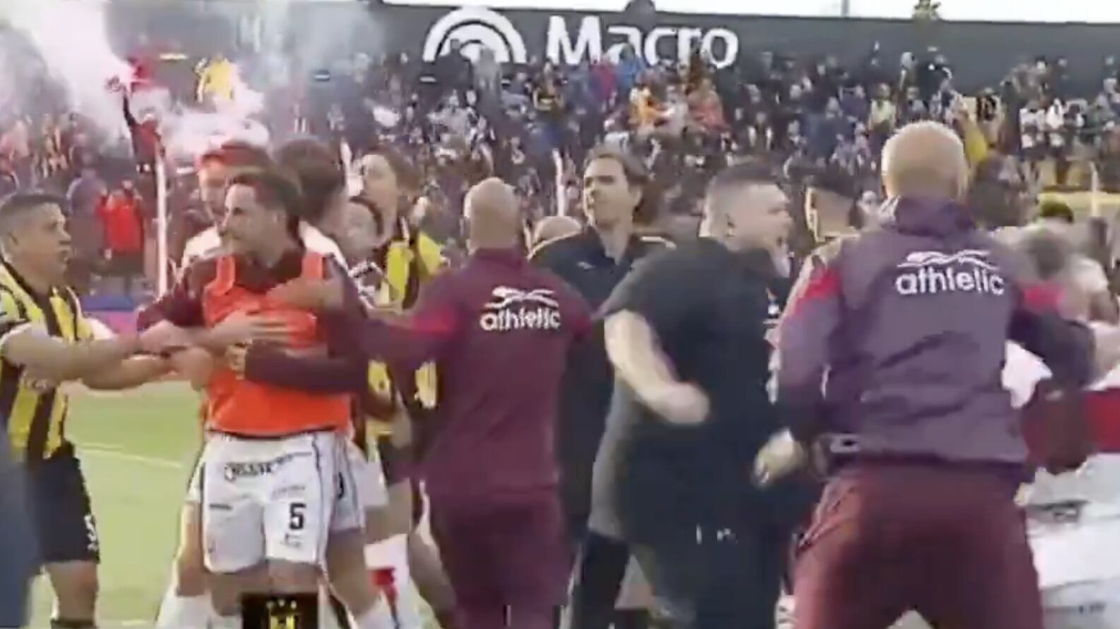 Nuevo escándalo en Argentina: Jugadores se agarraron a golpes con policías en pleno partido; acusan amaño