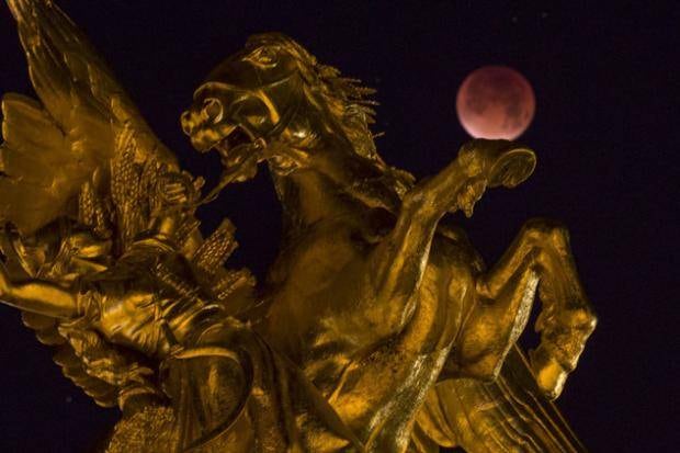 La Luna cubierta por la sombra de la Tierra durante un eclipse lunar total.
