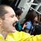 Imitador de Freddie Mercury pone a cantar a usuarios del Metro (VIDEO)