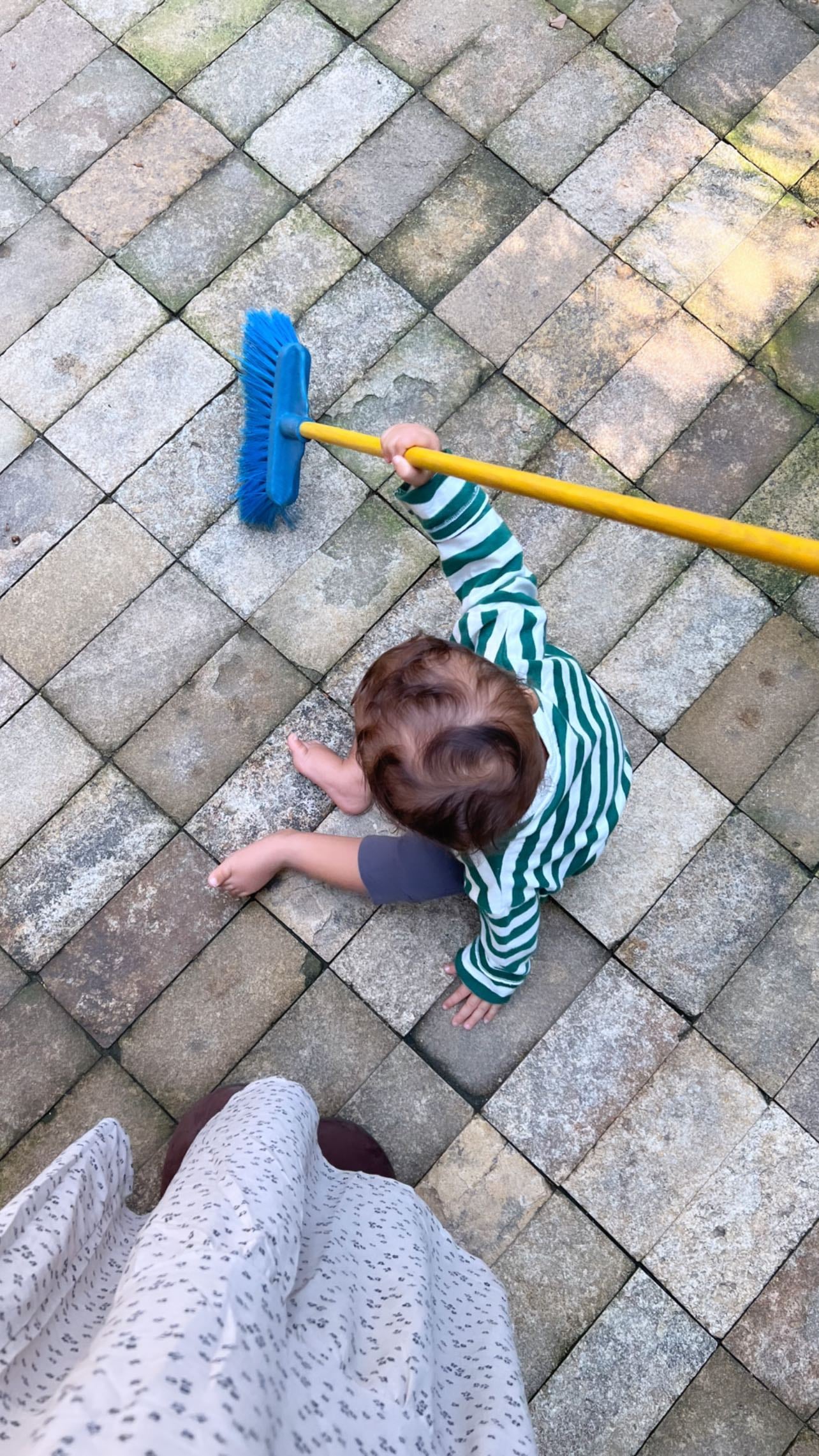 Mar, hijo de Yuya, con la escoba que le compró su abuela.