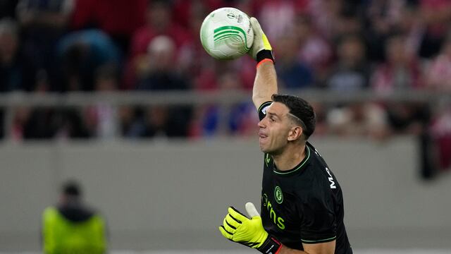 Dibu Martínez con el Aston Villa.