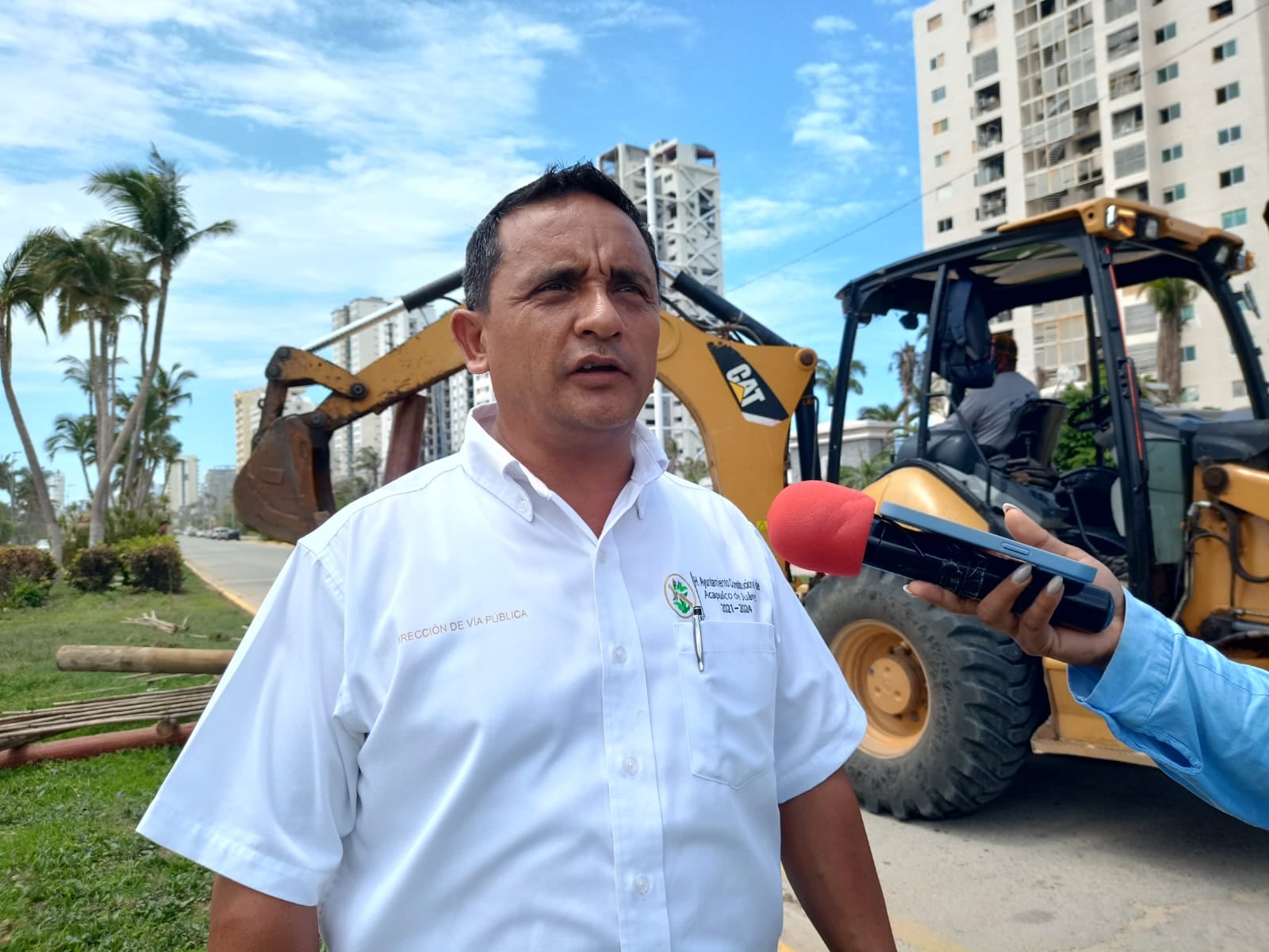 Abelina López libera camellón de Costera Las Palmas