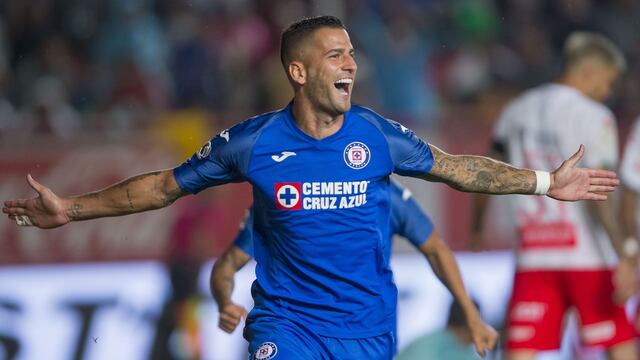 Mendez celebra un gol con Cruz Azul