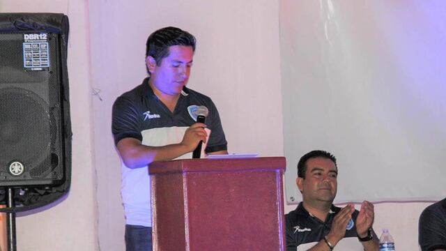 Marco Iván Rodríguez en un evento con los Avispones