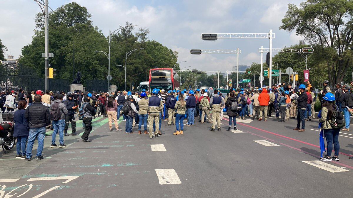 Manifestantes de Cooperativa Cruz Azul y grupo de choque presentan riña  en Reforma