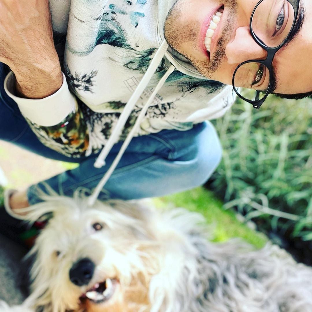 Carlos Rivera y Sky, el perro de su papá