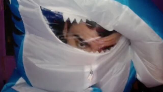 ElPapolil se queda atorado en un disfraz de tiburón