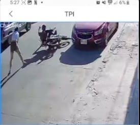 Joven se defiende del ratero en plena calle y lo tumba de su moto
