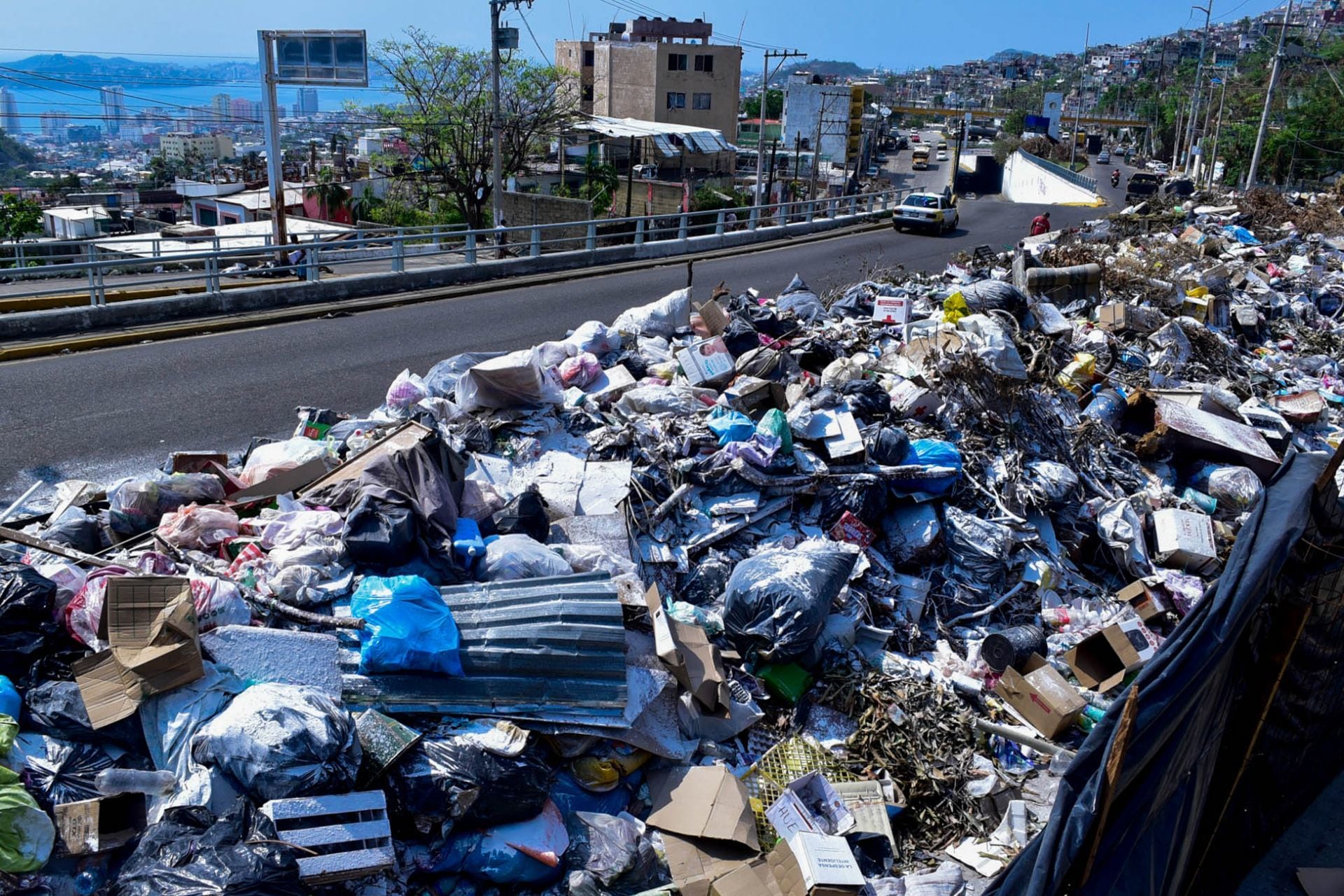 Ponen cal sobre basura en colonias populares de Acapulco
