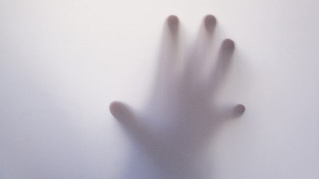 Mano detrás de una pared