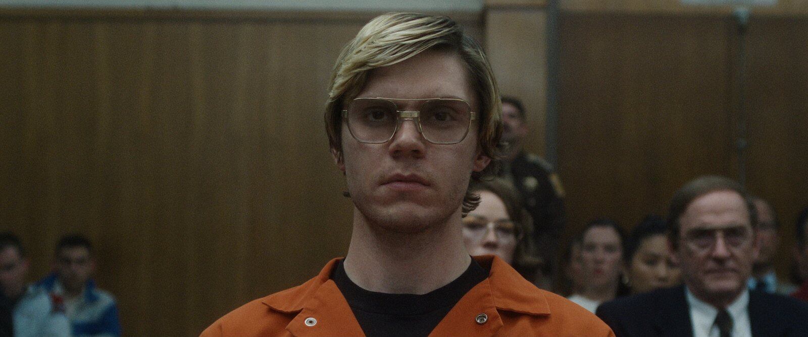 Evan Peters como Jeffrey Dahmer