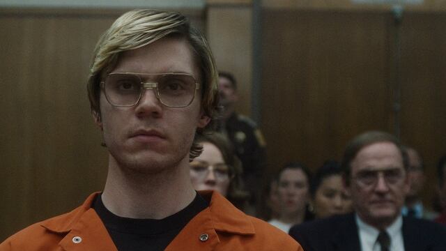 Evan Peters como Jeffrey Dahmer