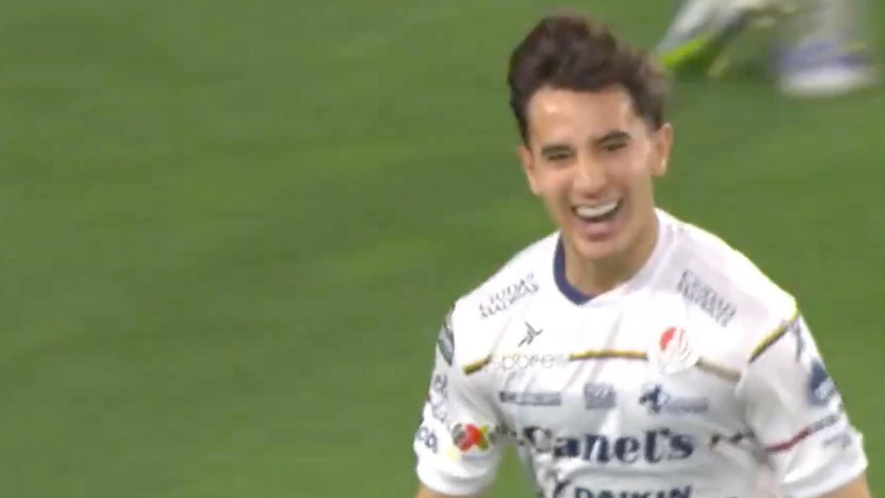 No es la persona, es el lugar: El golazo de Sebastián Pérez Bouquet y la nueva humillación a Chivas