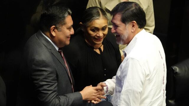 El senador Carlos Enrique Martínez, saludó a Gerardo Fernández Noroña, presidente de la mesa directiva de la Cámara de Senadores