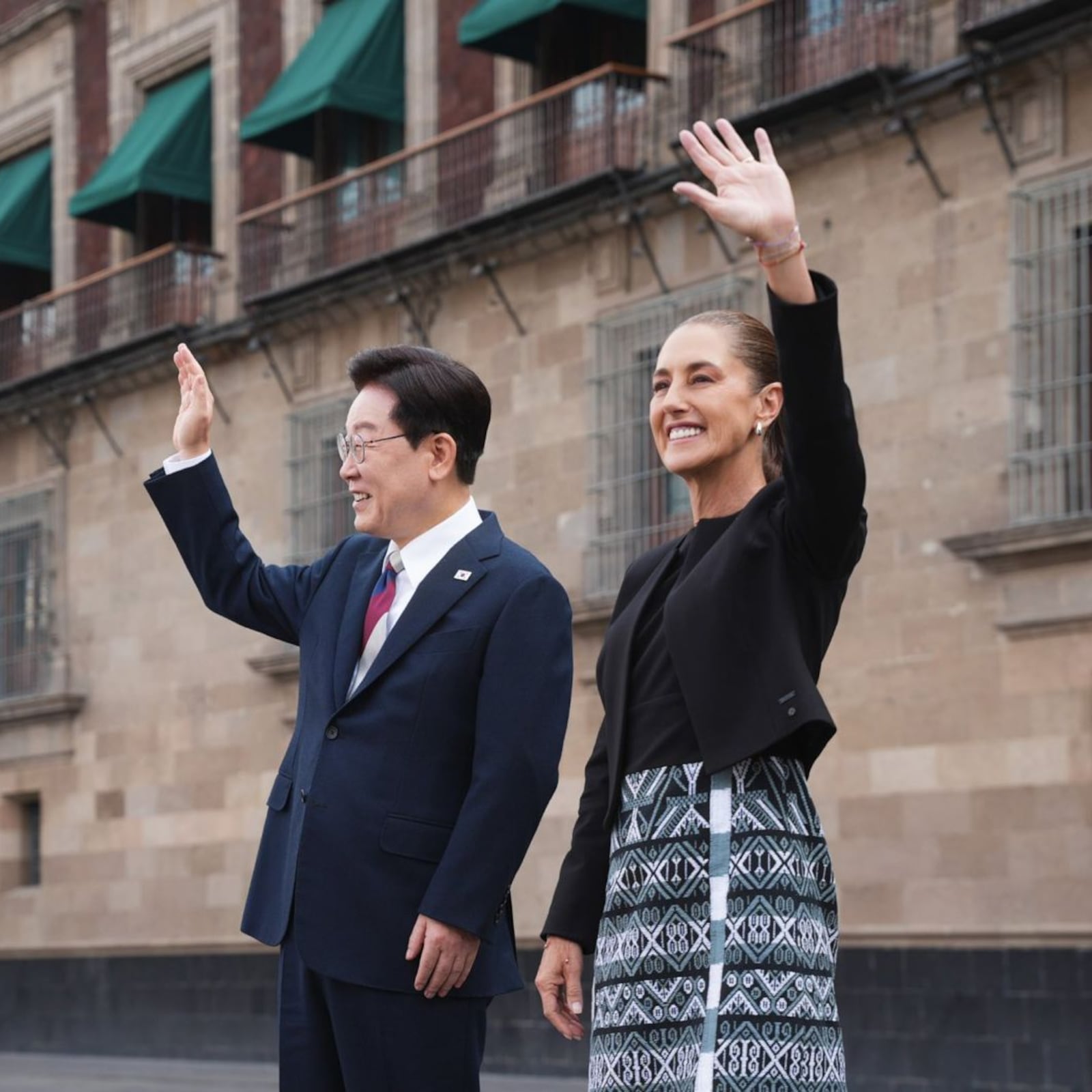 Claudia Sheinbaum y Lee Jae-myung salen al balcón de Palacio Nacional y saludan a fans de Stray Kids
