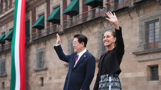 Claudia Sheinbaum y Lee Jae-myung salen al balcón de Palacio Nacional y saludan a fans de Stray Kids