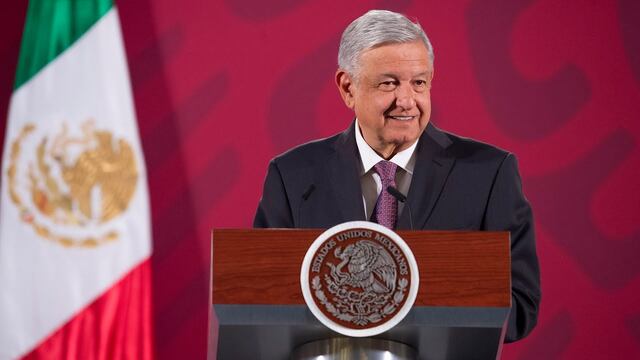 AMLO describe a un deudor del SAT igualito a Ricardo Salinas Pliego, pero "es otra persona"
