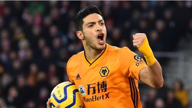Raúl Jiménez celebra un gol con los Wolves