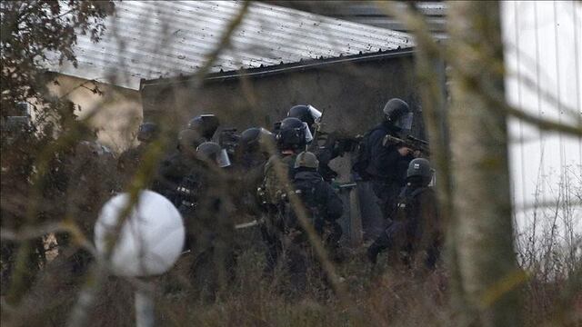 Explosiones y disparos se escucharon en el lugar al caer la noche. Foto/EFE