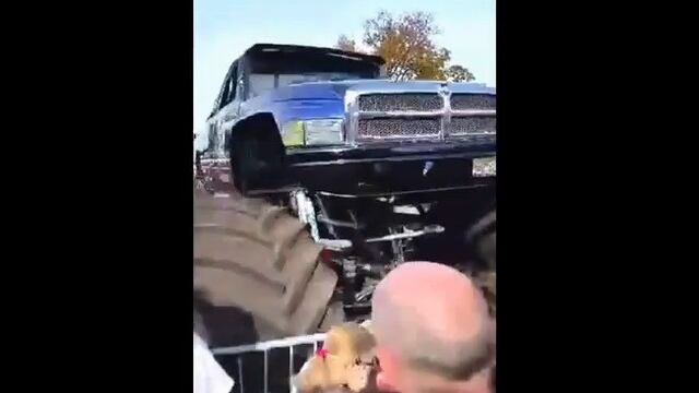 (YouTube) Momento en que se aproxima el camión mounstruo y arrolla a los espectadores.