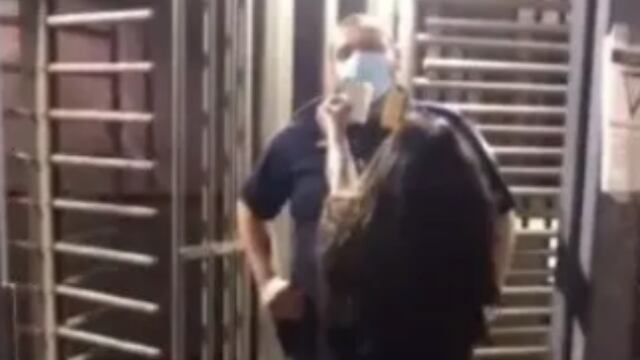 Mujer escupe a agente