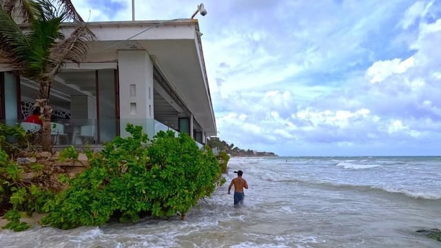 Playa Mamitas desaparece por fuerte oleaje