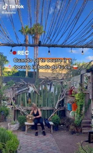 Mujer sentada en el jardín de la boda de su ex