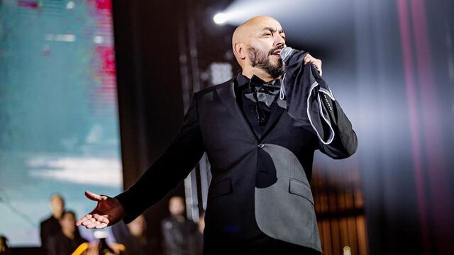 Lupillo interpretó cuatro de sus temas ante cientos de usuario del Metro