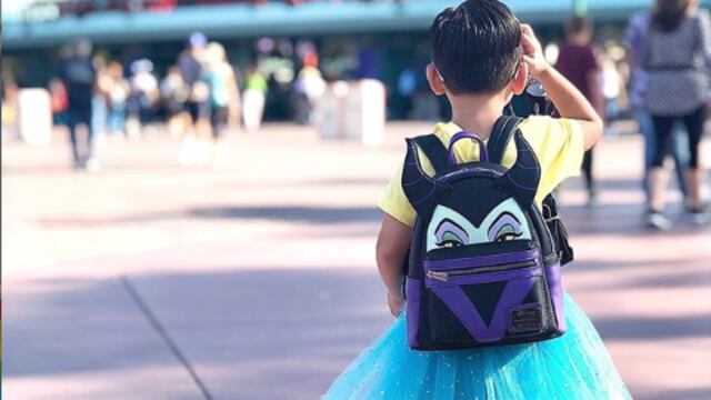 Mamá cumple el sueño de su hijo adoptivo y lo convierte en princesa.