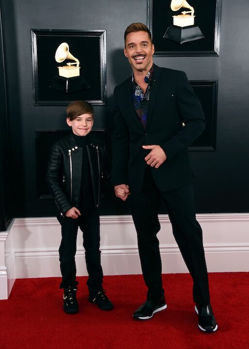 Ricky Martin impactó con nuevo look junto a su hijo Matteo en los Grammy