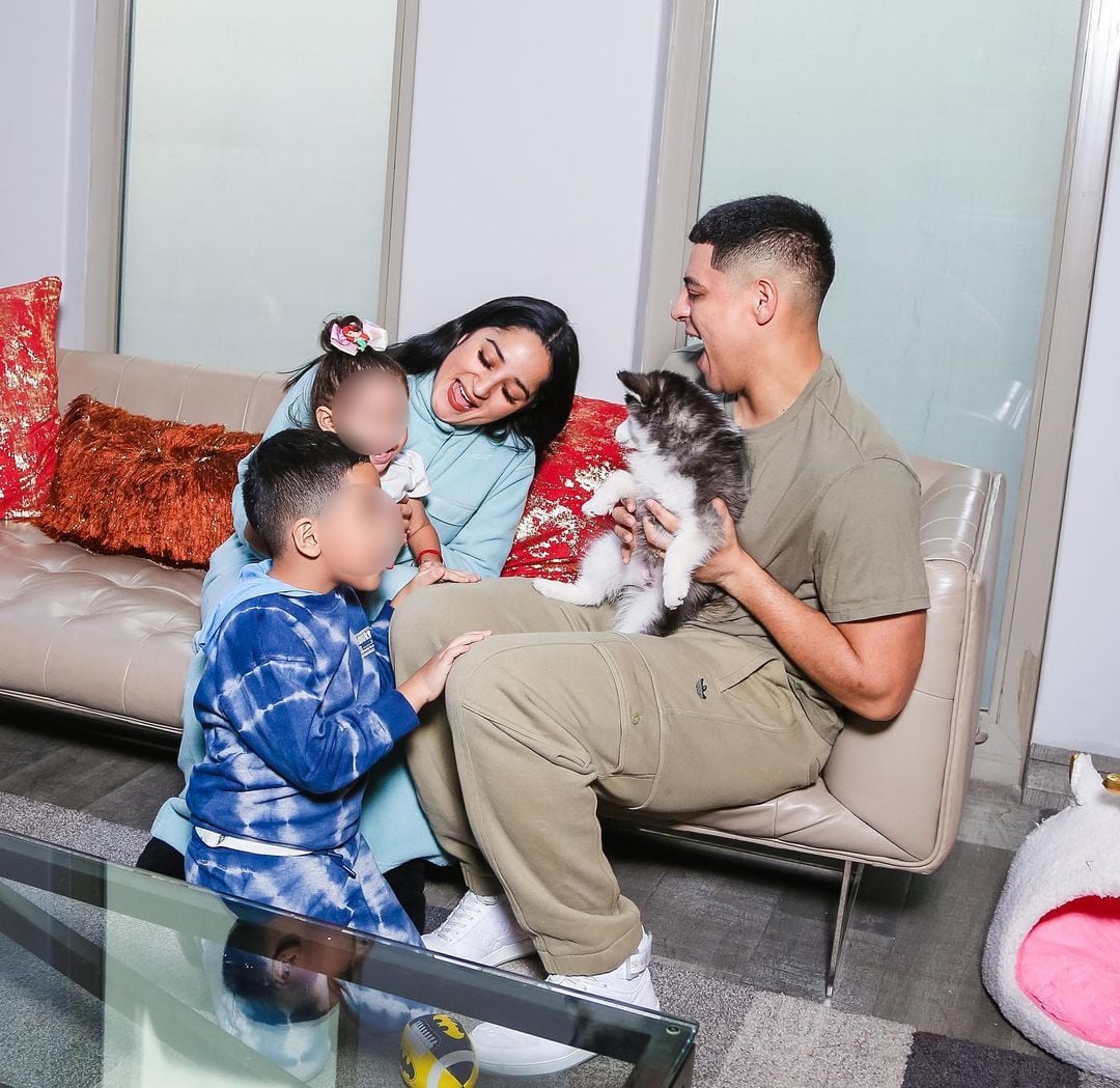 Eduin Caz con su esposa e hijos