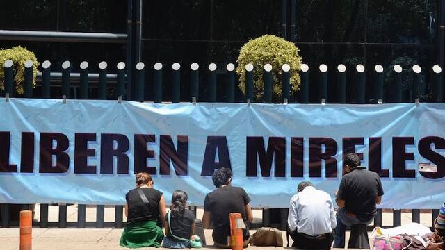 Afuera de la PGR. Demanda de libertad de José Manuel Mireles.