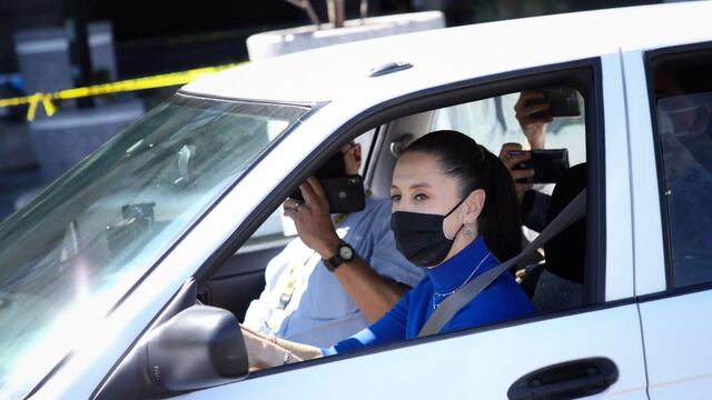 Claudia Sheinbaum en el Tsuru eléctrico