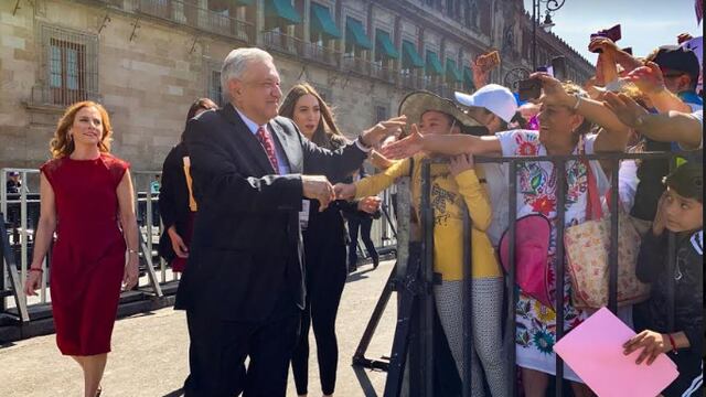 AMLO saluda a la gente en el zócalo capitalino