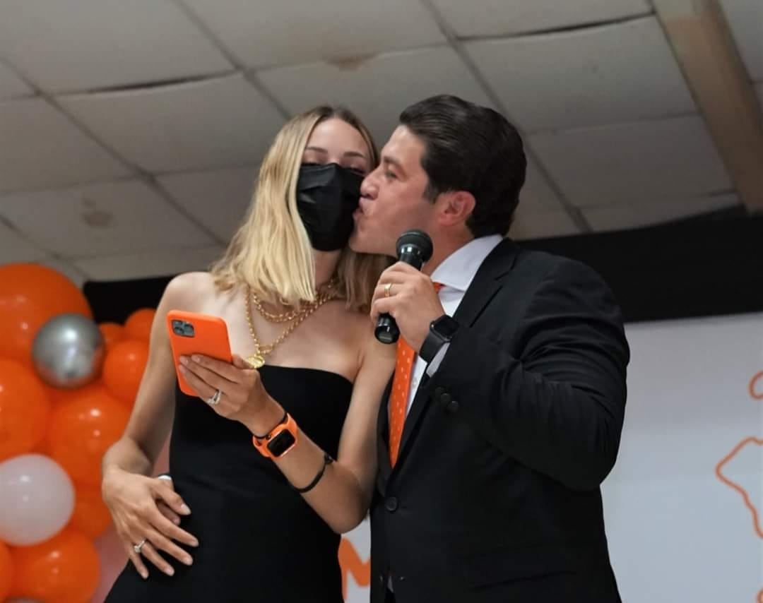 Samuel García y Mariana Rodríguez